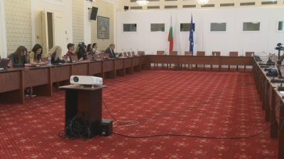 Представители на ГЕРБ СДС дават брифинг в Народното събрание на