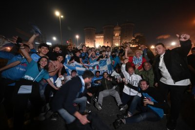 Фенове на Наполи продават "шампионска трева" от стадиона на Удинезе