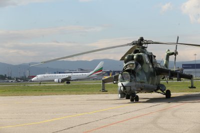 Вертолети и самолети на ВВС и ВМС се подготвят за военния парад на 6 май