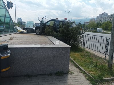 Кола "кацна" до входа на метростанция в София