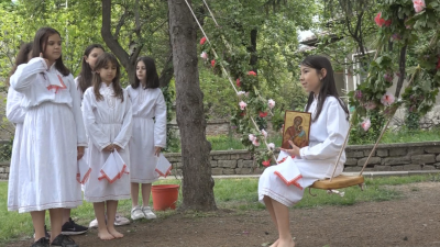 Деца от Лясковец пресъздават традициите на Гергьовден
