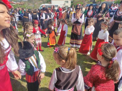 Стотици гости от страната и съседна Гърция днес изпълниха Златоград