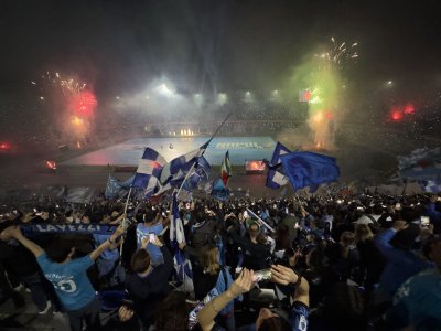 Неапол празнува цяла нощ титлата