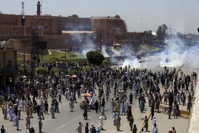 Напрежение в Пакистан след ареста на Имран Хан