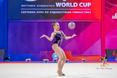 Младата ни звезда в художествената гимнастика Стилияна Николова спечели категорично