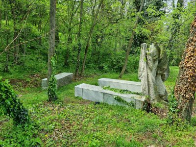 Каменна скулптура затисна и уби мъж в Морската градина в Бургас (СНИМКИ)