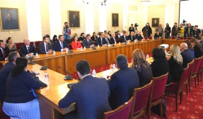 Парламентарната група на ГЕРБ СДС проведе среща с Възраждане на която