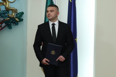 Христиан Пендиков получава българските си документи за самоличност в президентството