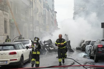 Няколко превозни средства горят в центъра на Милано след експлозия