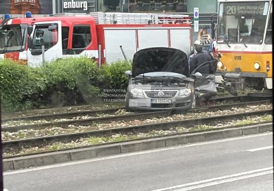 Тежка катастрофа пред столичен мол Трамвай е блъснал лек автомобил На място