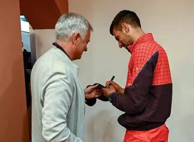 Жозе Моуриньо изгледа мача на Джокович в Рим, сърбинът му даде автограф