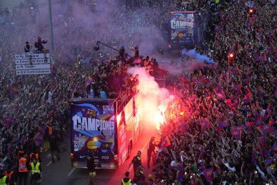 Десетки хиляди отпразнуваха титлата на Барселона по улиците на града