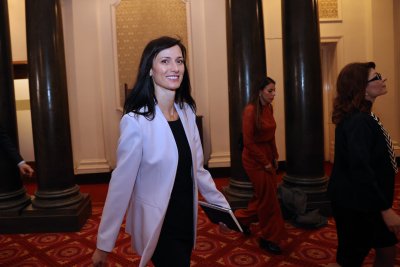 Номинираната за премиер от ГЕРБ СДС Мария Габриел започна разговори