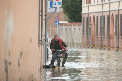 Северна Италия остава в плен на унищожителни наводнения Най малко