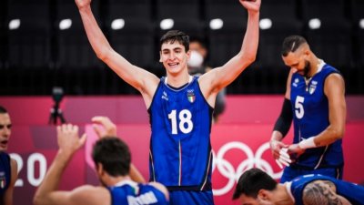 Младата волейболна звезда на Тренто Алесандро Микиелето не скри радостта