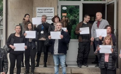 Работещите в Радио Пловдив, което е част от БНР, също излязоха на протест