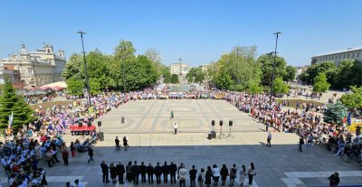 Ученическо шествие с духов оркестър, гвардейци и мажоретки за 24 май в Русе (СНИМКИ)
