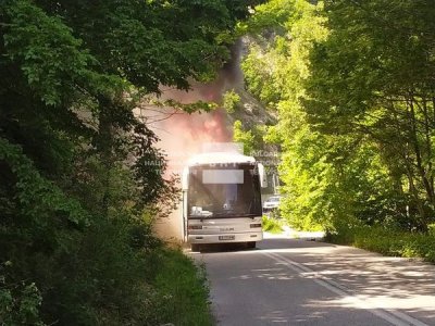 Автобус с български туристи се запали в Северна Гърция, няма пострадали (ВИДЕО)