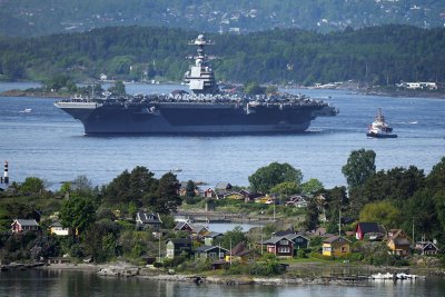 Най-големият военен кораб в света пристигна в Норвегия (СНИМКИ)