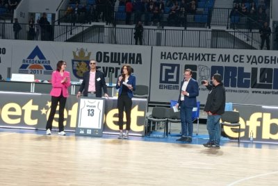 В Бургас почетоха една от легендите на баскетбола в града