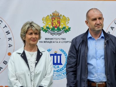 Президентът Румен Радев и министърът на младежта и спорта Весела