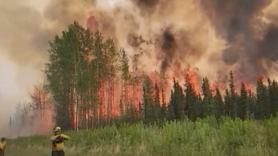 Горските пожари продължават да бушуват в канадската провинция Албърта 2800 огнеборци