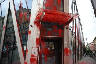 Замеряха с червена боя сградата на ЕК у нас, външното ни министерство осъди посегателството