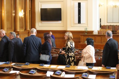 Председателят на НС Росен Желязков прекъсна днешното заседание на Народното