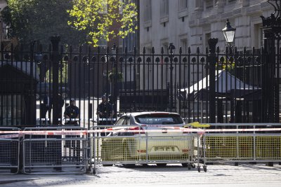 Кола се вряза в оградата на "Даунинг стрийт" 10 в Лондон (СНИМКИ)