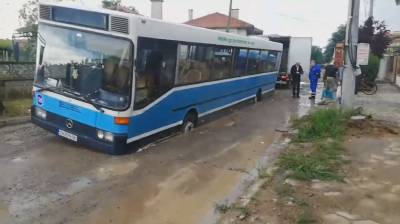 Автобус затъна в пропаднал изкоп на ВиК мрежата в сливенския