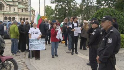Протест в подкрепа на президента Румен Радев се провежда пред