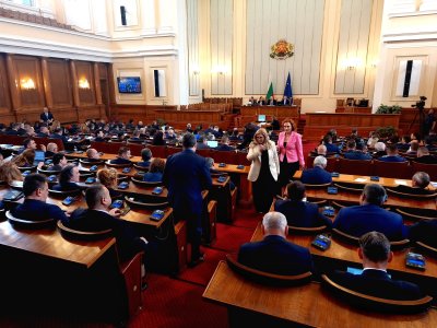 Скандал в парламента между енергийния министър и депутати