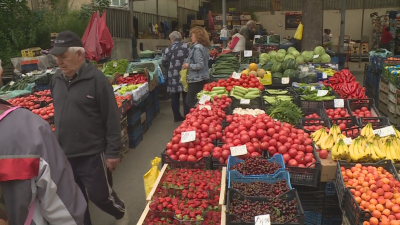 Сърби и македонци на пазар в Кюстендил - какво най-често си купуват