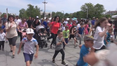 Състезание с бебешки колички се проведе в Бургас Над 300