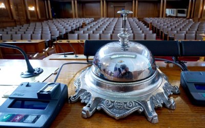Парламентът гласува утре кабинета "Денков - Габриел"