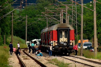 Двама души загинаха след сблъсък между влак и микробус