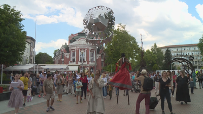 Приказен уличен парад зарадва децата във Варна Актьорите от чешкия