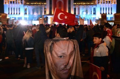 От нашите пратеници: Ердоган с безпрецедентен за историята на Турция трети мандат