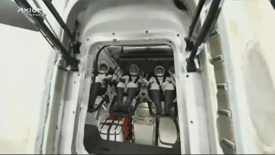 Капсула с космически туристи на SpaceX успешно се приводни край Флорида
