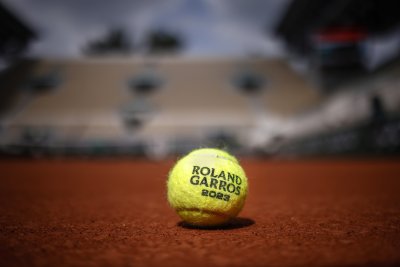 Тенис двойка при жените бе дисквалифицирана на "Ролан Гарос" след удар с топка по главата на момиче