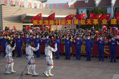 Китай изпрати трима тайконавти в Космоса