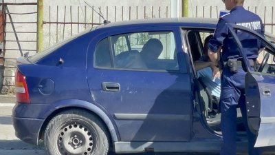Шофьор без регистрационни номера на автомобила е задържан след полицейско