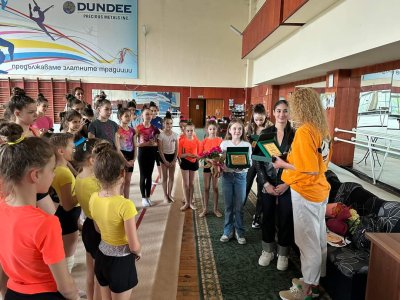 Клуб по художествена гимнастика Илиана отличи със специални плакети състезателките след успешното ЕП в Баку