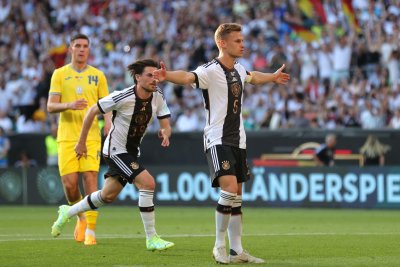 Националните футболни отбори на Германия и Украйна завършиха 3 3 в