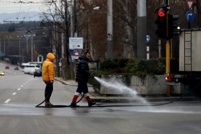 Миене на улиците в София налага затваряне на карета в