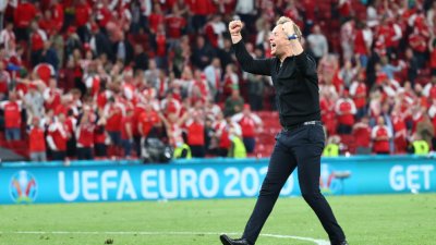 Футболната федерация на Дания продължи договора на селекционера Каспер Хюлманд до 2026 година