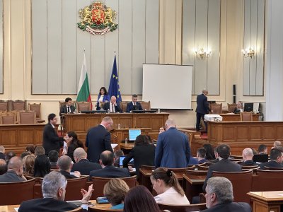 Депутатите гледат на първо четене удължаването на бюджета