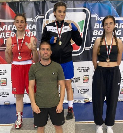 България има своите нови шампиони при девойките по бокс
