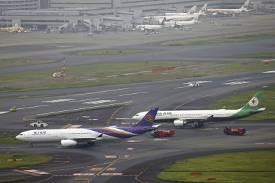 Два пътнически самолета се сблъскаха на писта в Токио