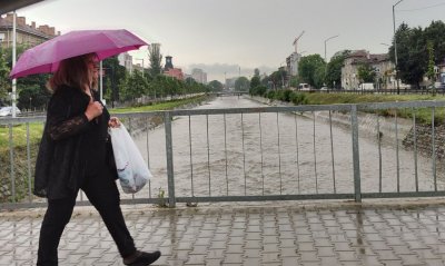 Обилните валежи в София вдигнаха значително водите в коритото на